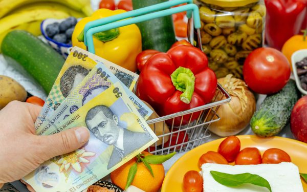 Scăderea puterii de cumpărare: Românii, loviți crunt de criza economică