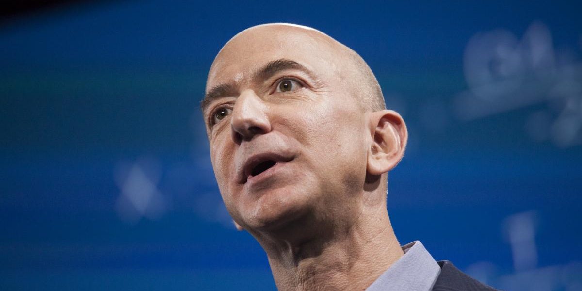 Bezos, plătit mizerabil de Amazon: Cât câștigă pe lângă milioanele de călătorii?