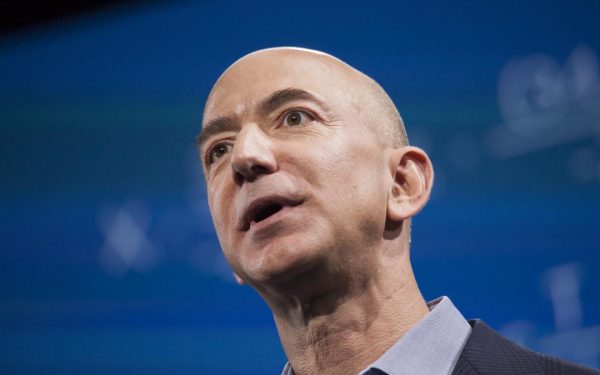 Bezos, plătit mizerabil de Amazon: Cât câștigă pe lângă milioanele de călătorii?