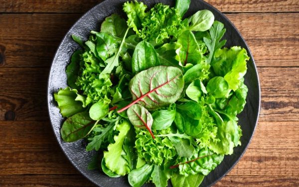 Salata verde, una dintre cele mai populare legume din bucătăria românească, poate fi păstrată proaspătă pentru mai mult timp dacă este depozitată corect