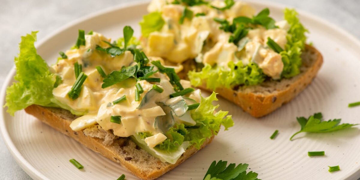 Salată de ouă, rețeta perfectă: Trei variante creative pentru un prânz delicios O salată de ouă bine făcută este o gustare clasică, versatilă și rapidă