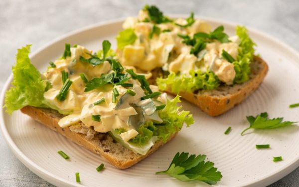 Salată de ouă, rețeta perfectă: Trei variante creative pentru un prânz delicios O salată de ouă bine făcută este o gustare clasică, versatilă și rapidă