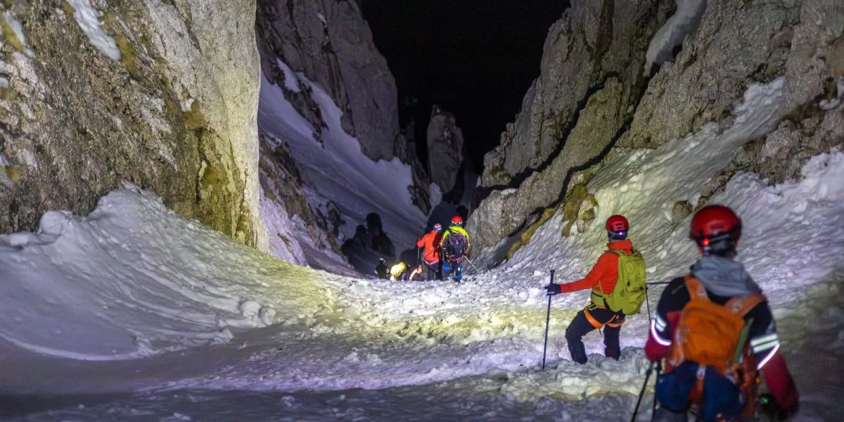 Noapte de coșmar în Piatra Craiului: Salvamontiștii din Zărnești, în alertă