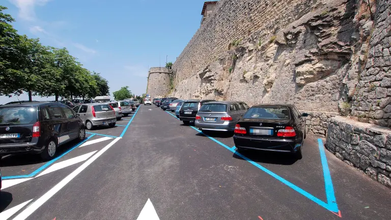 Conflict la San Marino: un bărbat de 40 de ani ajunge la urgențe după o dispută pentru un loc de parcare Un incident violent s-a produs în centrul orașului San Marino, în ziua de Paște, rezultând în rănirea gravă a unui bărbat de 40 de ani