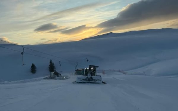 Paște pe schiuri: Sinaia, Rânca și Predeal atrag turiștii cu pârtii deschise