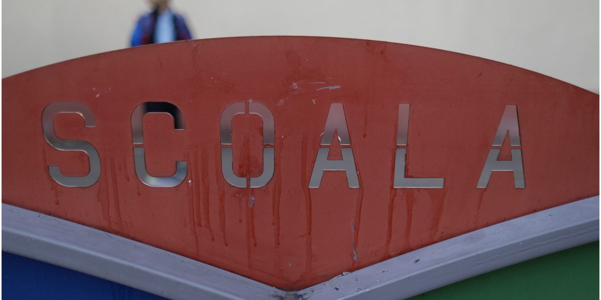 Profesorul din Gorj, acuzat de agresiune sexuală, încasează salariu, SUSPENDAT