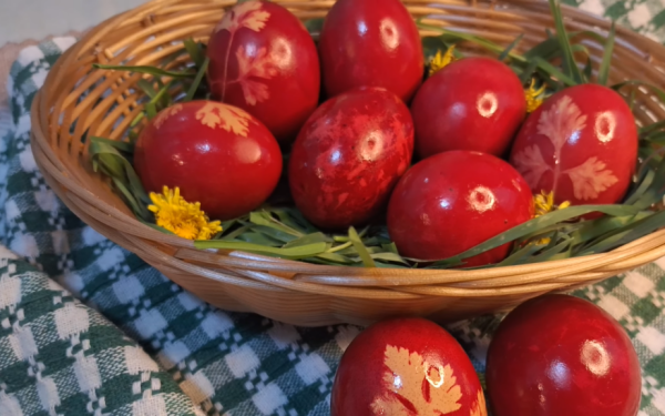 Vopsirea ouălor de Paște: secrete din coji de ceapă, sfeclă sau varză roșie