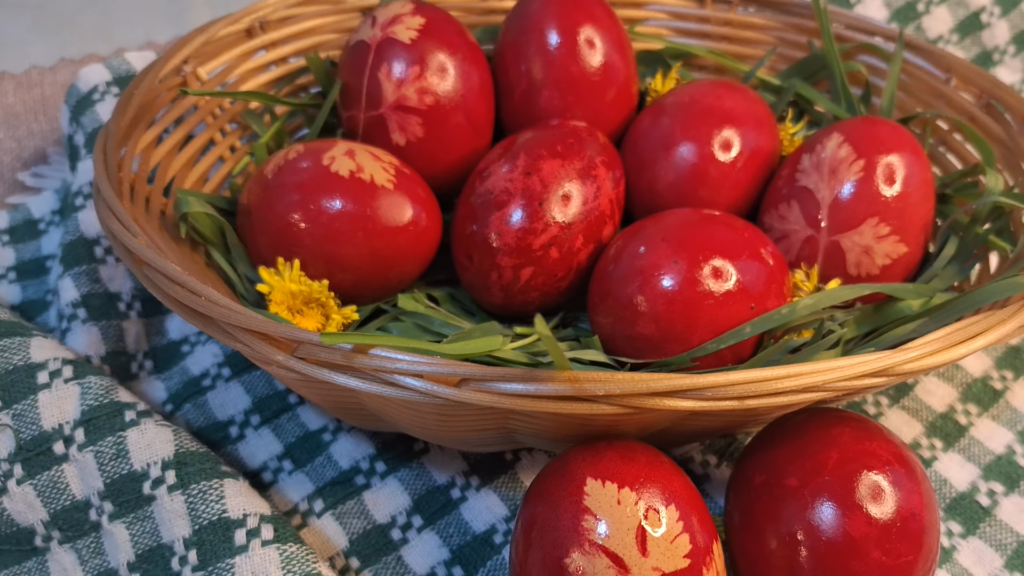 Ouăle de Paște, simbol al renașterii și al primăverii, pot fi înfrumusețate cu culori naturale, folosind metode tradiționale transmise din generație în generație