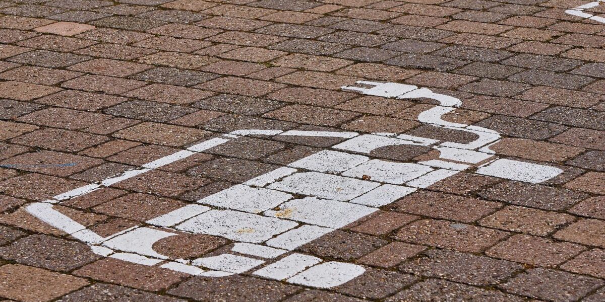 Companiile BYD și KFC, parteneriat pentru încărcare rapidă și comenzi inteligente în China Producătorul auto BYD și sucursala chineză a KFC au încheiat un parteneriat pentru a implementa un sistem inovator, care promite încărcarea rapidă a vehiculelor electrice și o experiență îmbunătățită pentru clienții KFC
