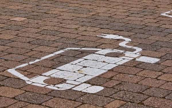 Companiile BYD și KFC, parteneriat pentru încărcare rapidă și comenzi inteligente în China Producătorul auto BYD și sucursala chineză a KFC au încheiat un parteneriat pentru a implementa un sistem inovator, care promite încărcarea rapidă a vehiculelor electrice și o experiență îmbunătățită pentru clienții KFC