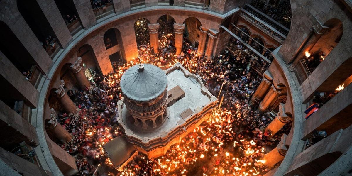 Sfânta Lumină a venit la Ierusalim: Când ajunge în România