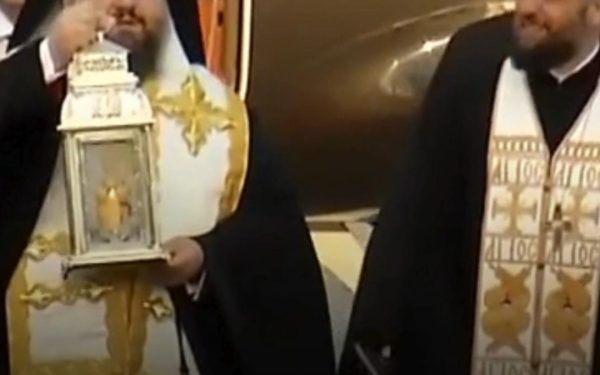 Sfânta Lumină de la Ierusalim, în România: Ritualul a ajuns la credincioși