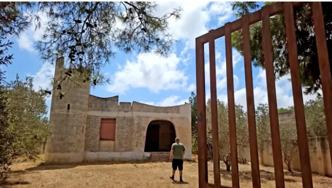 Britanic, vilă ca o mașină: Afacerea „siciliană” a unui bogătaș