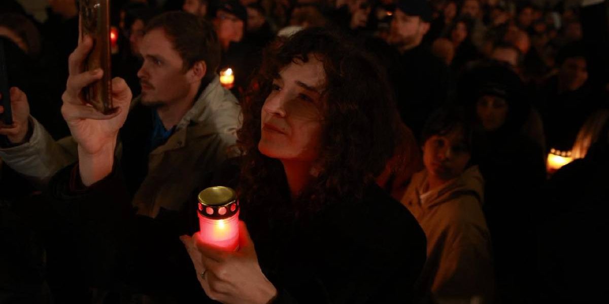 Hristos a Înviat: Sfintele Lumini au fost împărțite la Patriarhia Română de Daniel