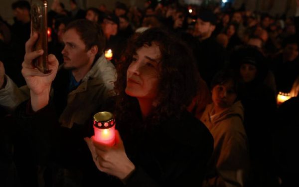 Hristos a Înviat: Sfintele Lumini au fost împărțite la Patriarhia Română de Daniel