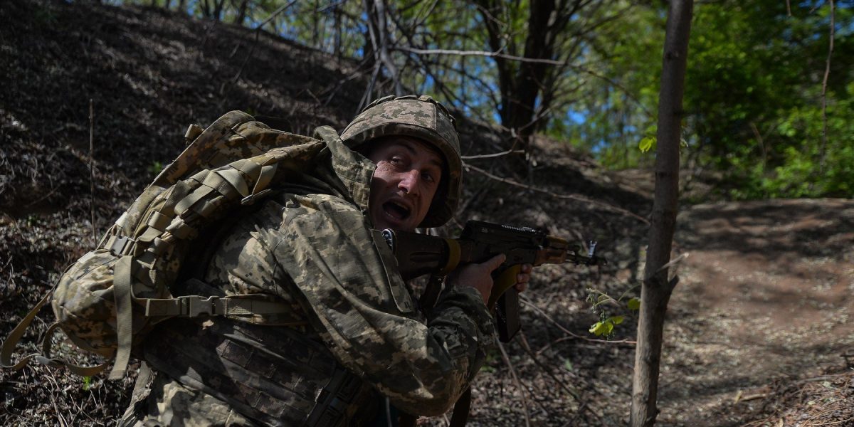 Militarii ucraineni și experții în apărare avertizează că diferența dintre experiența acumulată pe frontul de luptă și doctrinele militare aplicate de statele membre NATO devine tot mai vizibilă