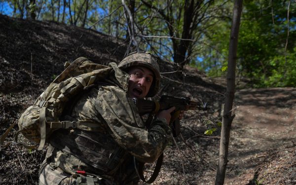 Militarii ucraineni și experții în apărare avertizează că diferența dintre experiența acumulată pe frontul de luptă și doctrinele militare aplicate de statele membre NATO devine tot mai vizibilă