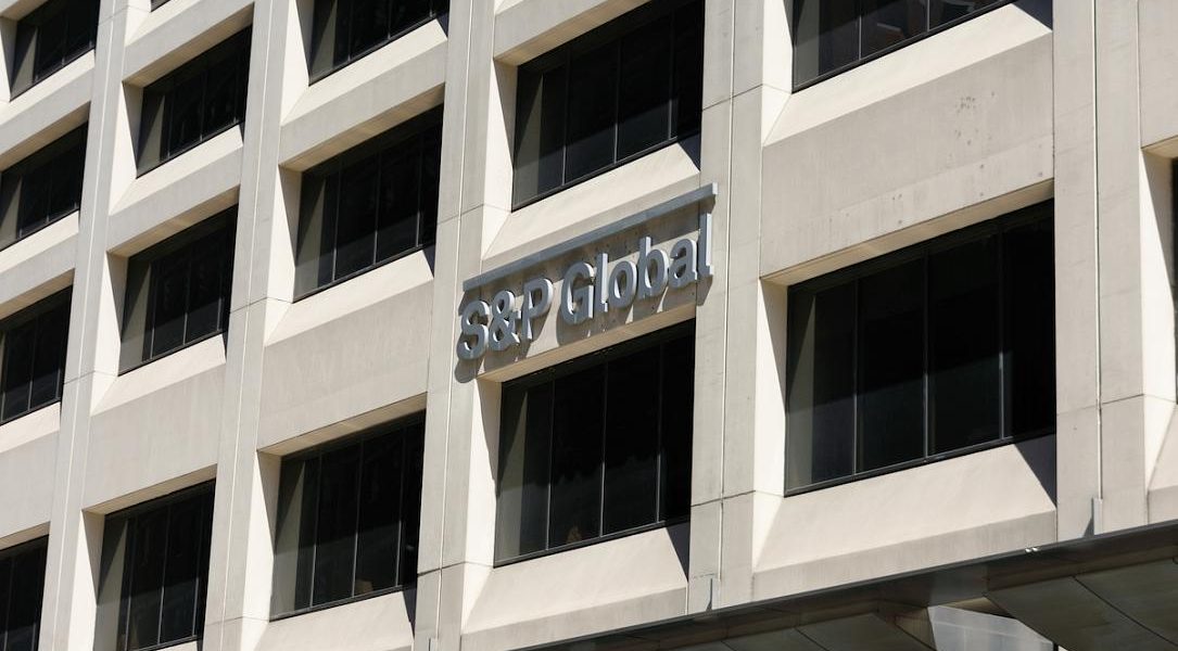 S&P menține ratingul României, dar vede perspective sumbre pentru țară