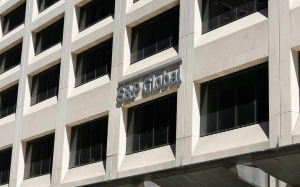 S&P menține ratingul României, dar vede perspective sumbre pentru țară