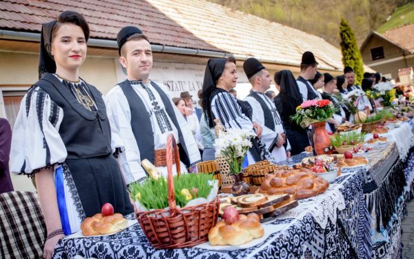 Statu la vase, tradiția uitată în România: Cum a renăscut după Revoluție