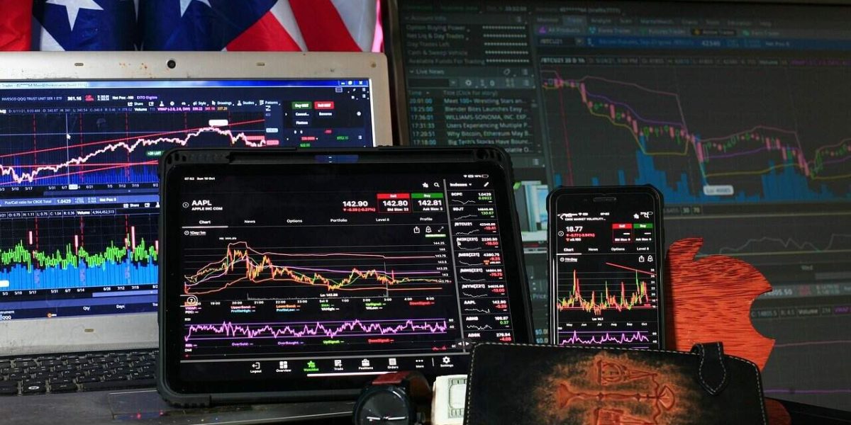 Prețul petrolului, în cădere liberă după anunțul unui armistițiu SUA-Iran Prețurile internaționale ale petrolului au înregistrat o scădere dramatică de aproape 15% miercuri, ca reacție la anunțul președintelui american DONALD Trump privind acceptarea unui armistițiu de două săptămâni cu IRANUL