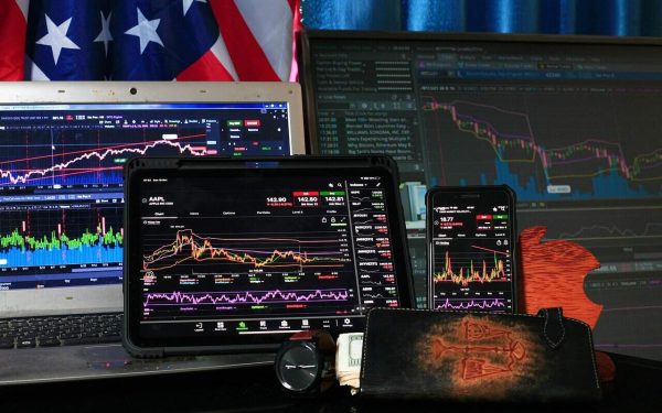 Prețul petrolului, în cădere liberă după anunțul unui armistițiu SUA-Iran Prețurile internaționale ale petrolului au înregistrat o scădere dramatică de aproape 15% miercuri, ca reacție la anunțul președintelui american DONALD Trump privind acceptarea unui armistițiu de două săptămâni cu IRANUL