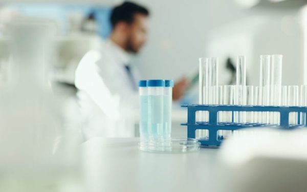 Beneficii și riscuri în studiile clinice: Ghid complet pentru pacienți