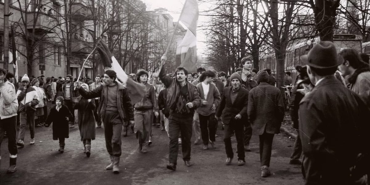 Declinul democrației globale ar putea încetini: România urcă în clasament Plângerile privind starea democrației pot părea abstracte, dar efectele lor se văd în războaie, lovituri de stat și restricții ale libertăților civile