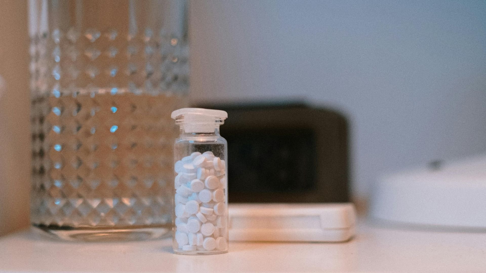 O echipă de cercetători de la University of Edinburgh a descoperit o posibilitate revoluționară de a transforma deșeurile din plastic în medicamente esențiale pentru tratamentul bolii Parkinson