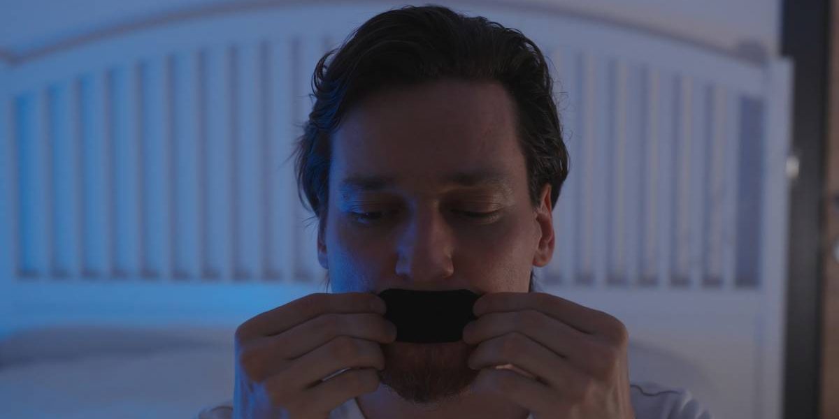 Metodă șocantă: Medicul își lipește gura înainte de somn pentru un somn perfect