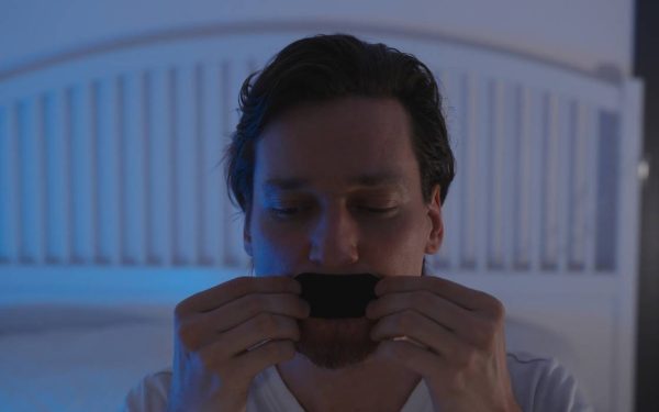 Metodă șocantă: Medicul își lipește gura înainte de somn pentru un somn perfect