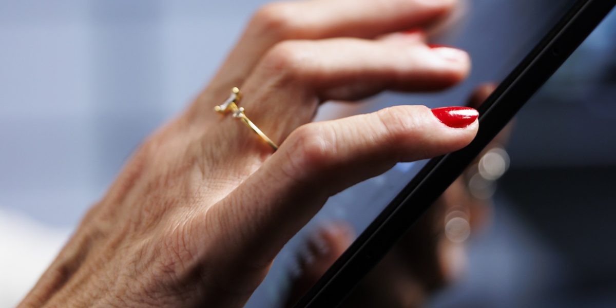 Salvarea de fotografii cu buletinul sau pașaportul în telefonul mobil reprezintă o practică riscantă, expunând utilizatorii la furt de identitate și alte infracțiuni cibernetice