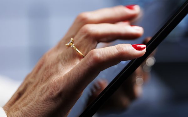 Salvarea de fotografii cu buletinul sau pașaportul în telefonul mobil reprezintă o practică riscantă, expunând utilizatorii la furt de identitate și alte infracțiuni cibernetice
