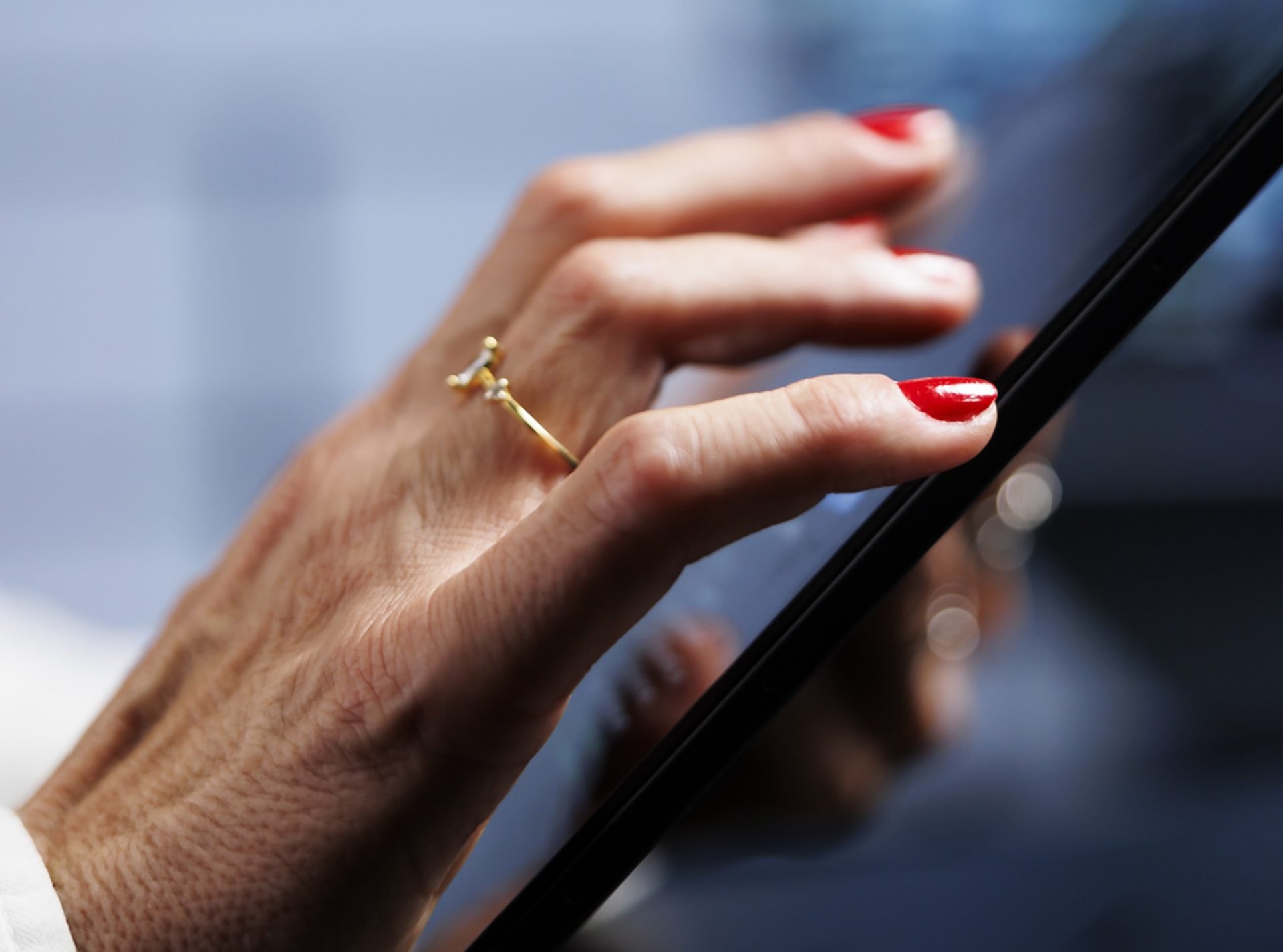 Salvarea de fotografii cu buletinul sau pașaportul în telefonul mobil reprezintă o practică riscantă, expunând utilizatorii la furt de identitate și alte infracțiuni cibernetice