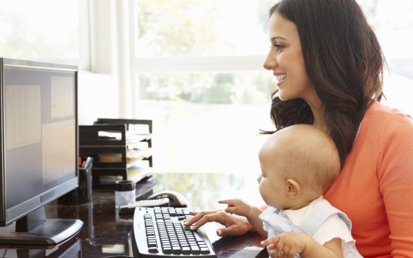 Bani pentru mame: CINE primește stimulentul de inserție? Condiții, detalii