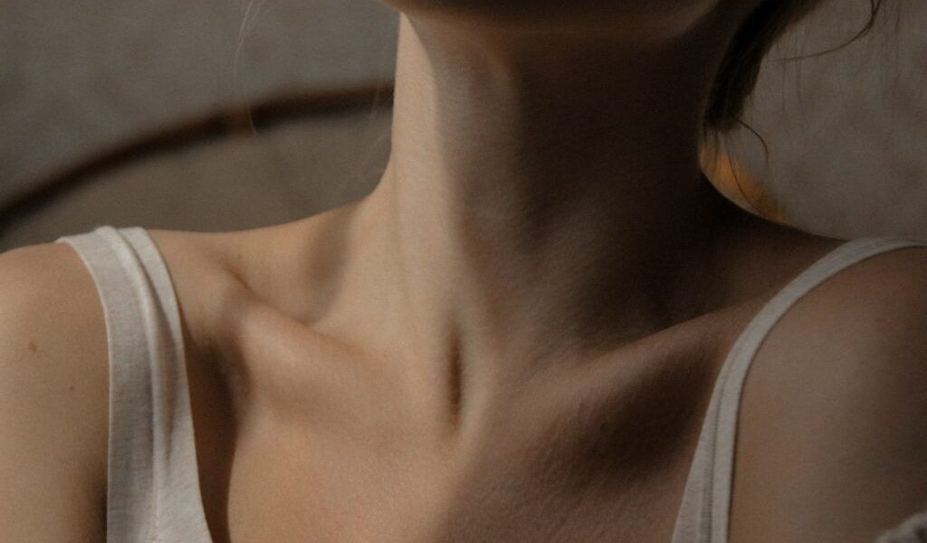 Tiroidita autoimună: Cum să ții boala sub control și când e necesar tratamentul Mulți pacienți cu probleme tiroidiene acceptă ideea că oboseala și lipsa de energie sunt „normale”