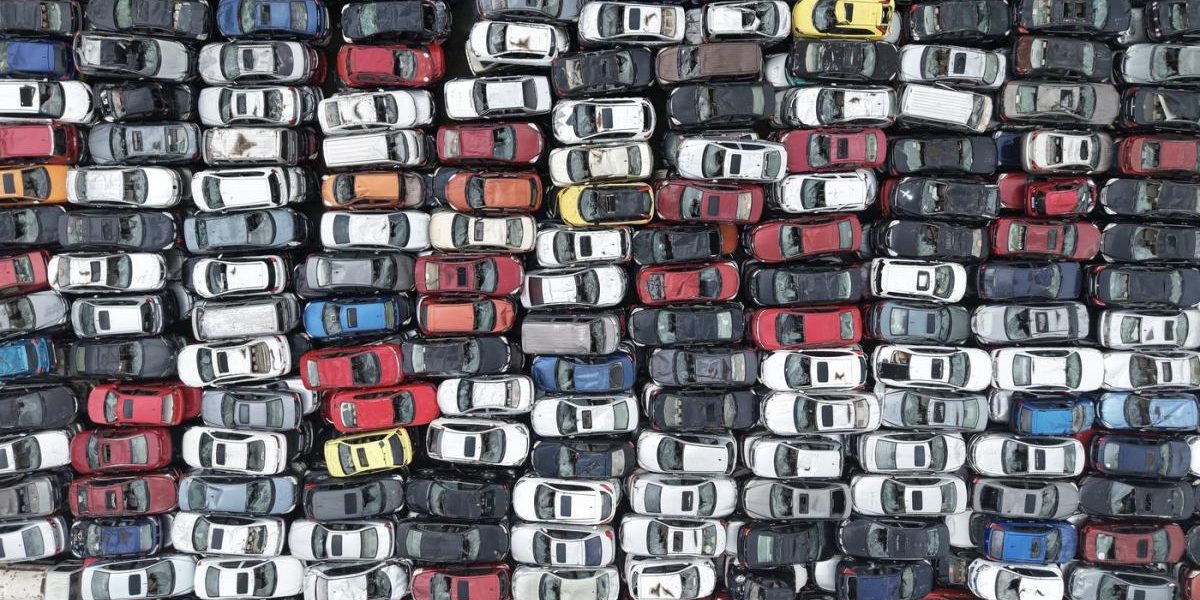 China uimește: Un „cimitir” de mașini abandonate, văzut din aer!