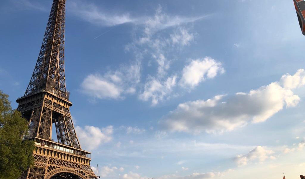 Parisul a devenit în ultimii ani un exemplu de transformare urbană concentrată pe reducerea vehiculului motorizat și promovarea mobilității alternative, în ciuda rezistenței din partea unor grupuri de cetățeni și comercianți