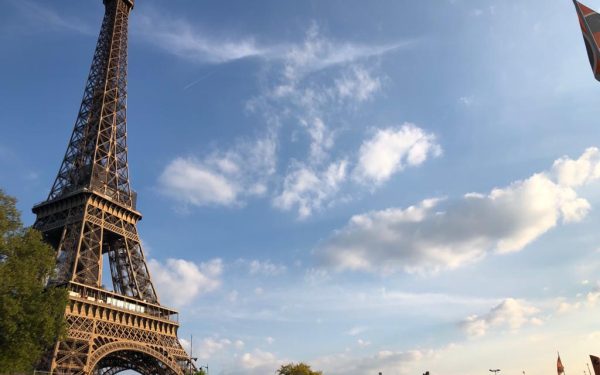 Parisul a devenit în ultimii ani un exemplu de transformare urbană concentrată pe reducerea vehiculului motorizat și promovarea mobilității alternative, în ciuda rezistenței din partea unor grupuri de cetățeni și comercianți