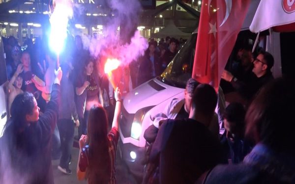 După victoria dramatică a Trabzonspor în fața Galatasaray, prăbușirea scorului de 2-1 a generat un entuziasm exploziv în orașul Trabzon