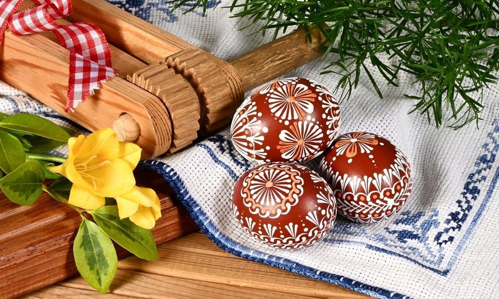 Paștele, cea mai mare sărbătoare creștină, aduce cu sine în România un amalgam de tradiții vechi de secole, păstrate cu sfințenie de generații
