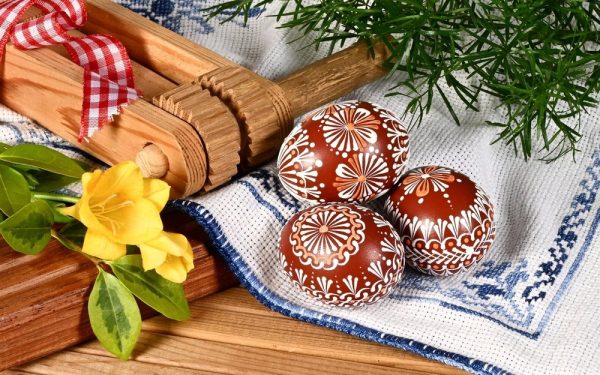 Paștele, cea mai mare sărbătoare creștină, aduce cu sine în România un amalgam de tradiții vechi de secole, păstrate cu sfințenie de generații