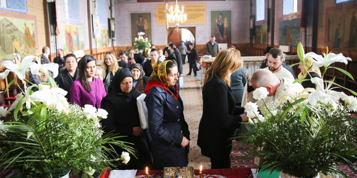 Unul dintre cele mai răspândite obiceiuri din Săptămâna Mare este trecerea pe sub masa pe care este așezat Sfântul Epitaf, un gest încărcat de semnificații religioase și tradiții populare