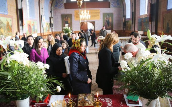 Unul dintre cele mai răspândite obiceiuri din Săptămâna Mare este trecerea pe sub masa pe care este așezat Sfântul Epitaf, un gest încărcat de semnificații religioase și tradiții populare