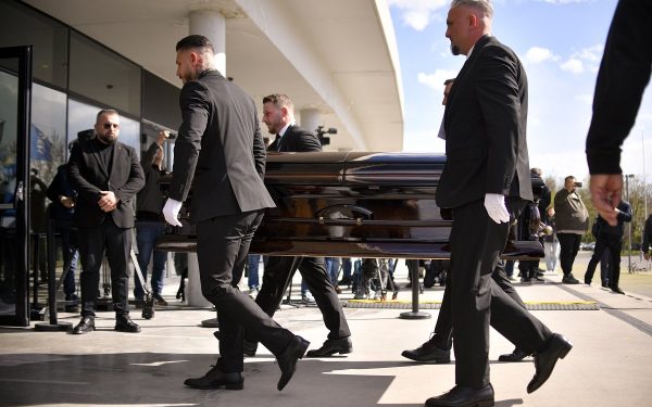 Sicriul legendarului antrenor Mircea Lucescu a fost depus pe Arena Națională, sute de oameni urmând să-i aducă un ultim omagiu începând cu ora 17:00