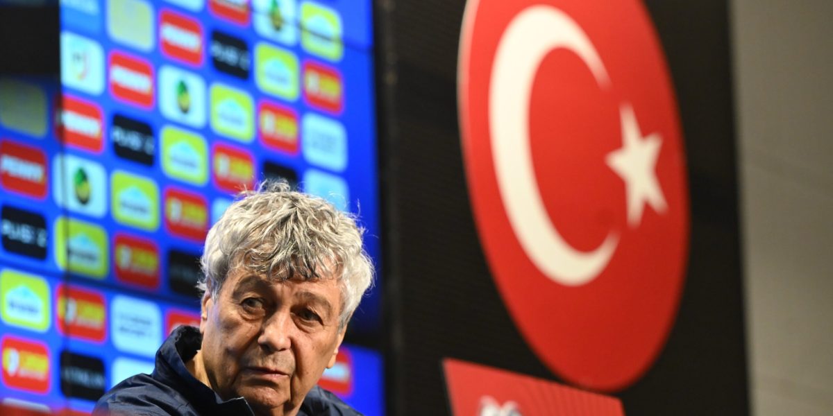 Mircea Lucescu, fostul selecționer al echipei naționale de fotbal a României, a suferit un al doilea infarct în dimineața zilei de vineri, 3 aprilie 2026, fiind de urgență transferat în secția de terapie intensivă a Spitalului Universitar din București