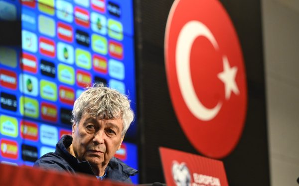 Mircea Lucescu, fostul selecționer al echipei naționale de fotbal a României, a suferit un al doilea infarct în dimineața zilei de vineri, 3 aprilie 2026, fiind de urgență transferat în secția de terapie intensivă a Spitalului Universitar din București