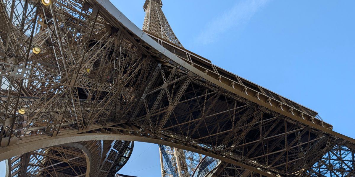 O bucată din scara Eiffel, la vânzare: Parisul, martor al istoriei