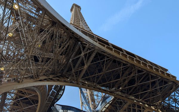 O bucată din scara Eiffel, la vânzare: Parisul, martor al istoriei