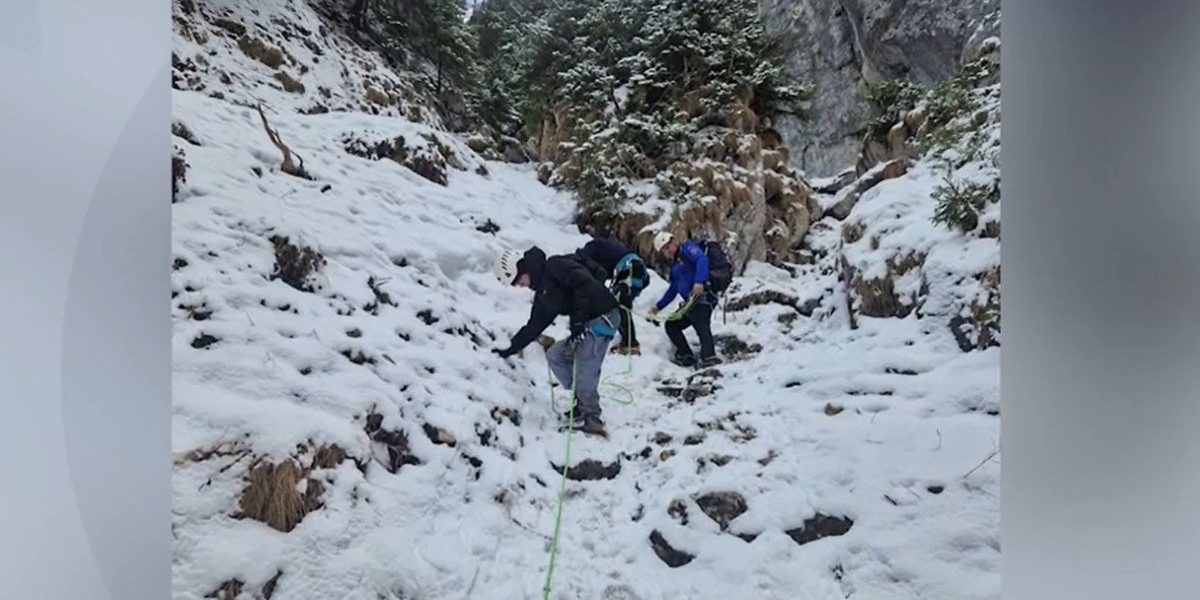 Turiști, salvați din Piatra Craiului: S-au târât pe burtă din cauza gheții